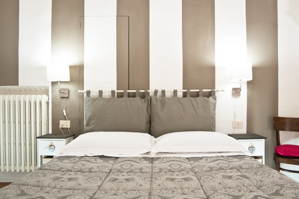 Diseño de dormitorio principal minimalista pequeño con paredes blancas, suelo de baldosas de terracota y suelo naranja