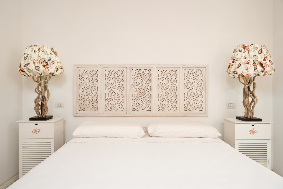 Idee per una piccola camera matrimoniale stile marino con pareti bianche, pavimento con piastrelle in ceramica e pavimento bianco