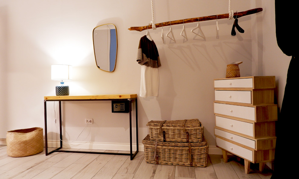 Foto di una piccola camera da letto boho chic con pareti grigie, parquet chiaro e pavimento bianco