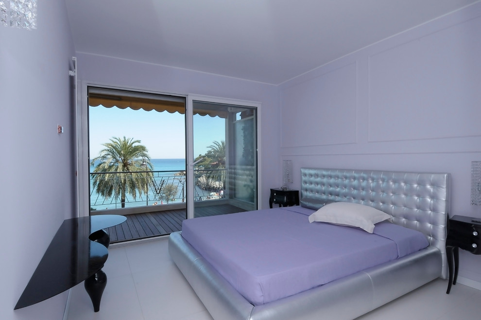 Idee per una piccola camera da letto moderna con pareti viola