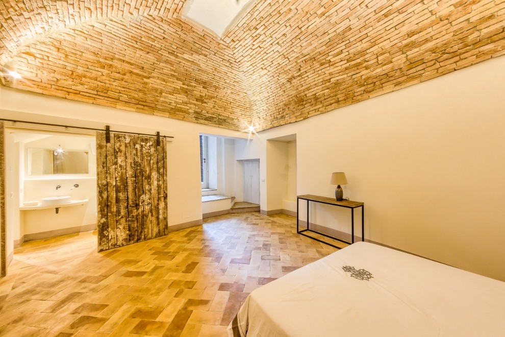 Пример оригинального дизайна: гостевая спальня среднего размера, (комната для гостей) в средиземноморском стиле с бежевыми стенами и полом из терракотовой плитки