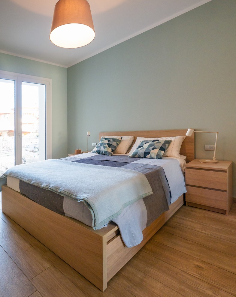 Imagen de dormitorio principal nórdico de tamaño medio con paredes azules, suelo de baldosas de porcelana y suelo beige