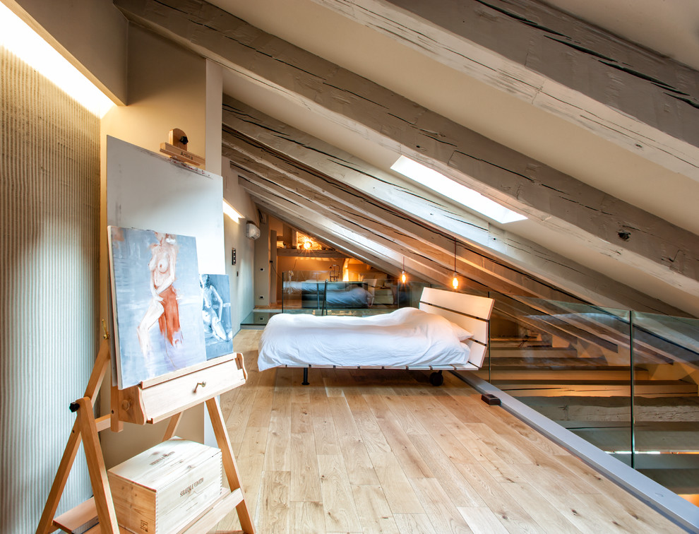Источник вдохновения для домашнего уюта: спальня среднего размера на антресоли в стиле лофт с серыми стенами и паркетным полом среднего тона