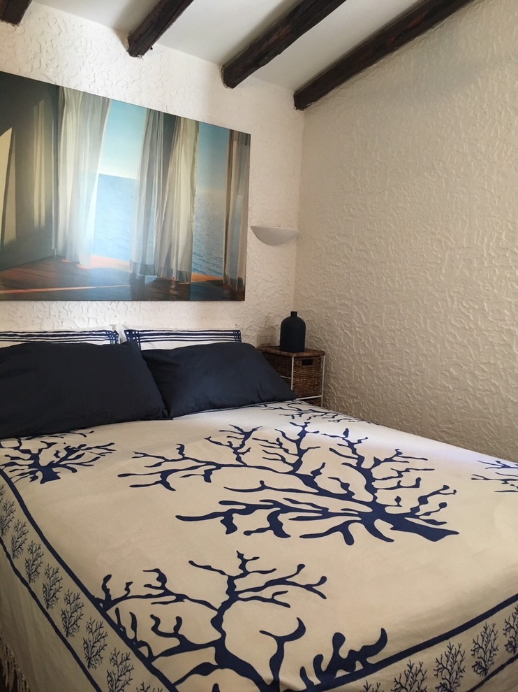Immagine di una piccola camera da letto mediterranea