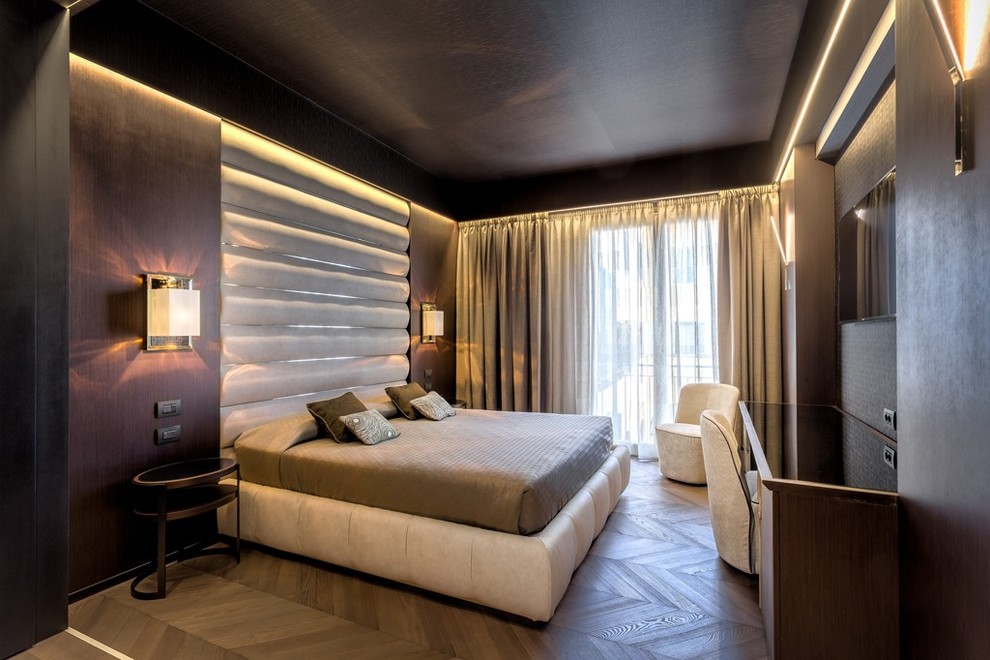 Idee per una camera matrimoniale contemporanea di medie dimensioni con pareti marroni e pavimento in legno massello medio