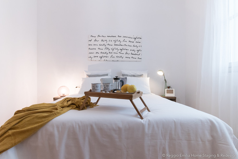 Diseño de habitación de invitados contemporánea pequeña con paredes blancas, suelo de baldosas de porcelana y suelo beige