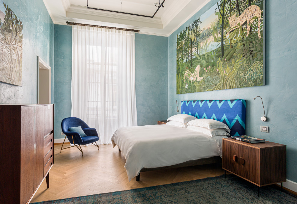 На фото: большая хозяйская спальня в стиле модернизм с синими стенами с