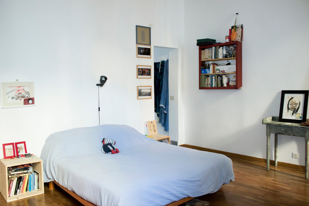 Immagine di una camera matrimoniale contemporanea di medie dimensioni con pareti bianche e pavimento in legno massello medio