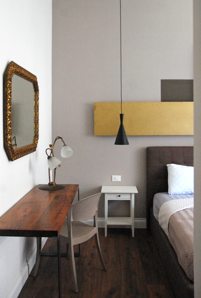 Exemple d'une chambre d'amis chic de taille moyenne avec un mur beige, sol en stratifié et un sol marron.
