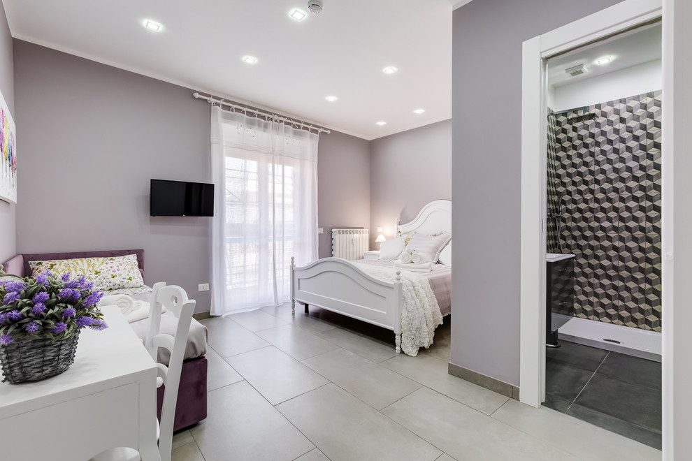 Esempio di una camera matrimoniale chic di medie dimensioni con pareti viola, pavimento con piastrelle in ceramica e pavimento grigio