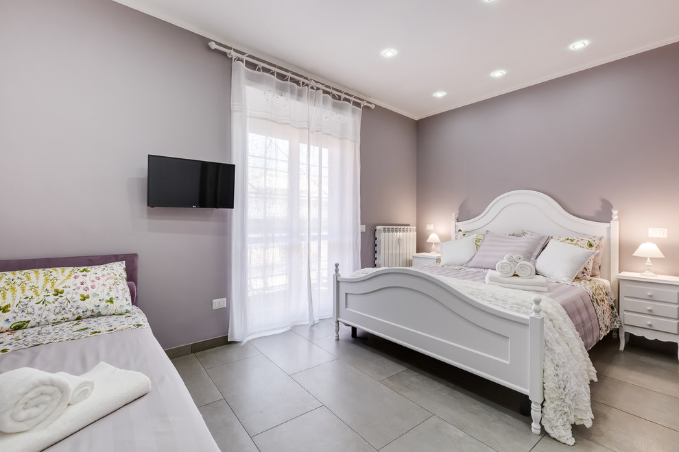 Imagen de dormitorio principal tradicional renovado de tamaño medio con paredes púrpuras, suelo de baldosas de cerámica y suelo gris