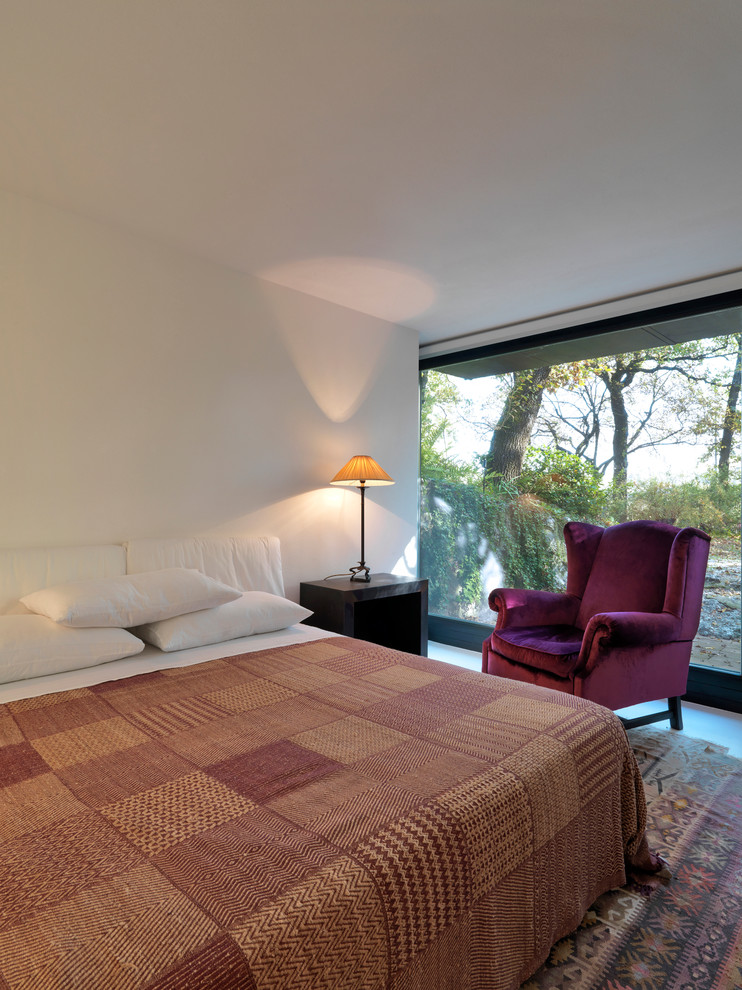 Стильный дизайн: хозяйская спальня в стиле фьюжн с белыми стенами - последний тренд