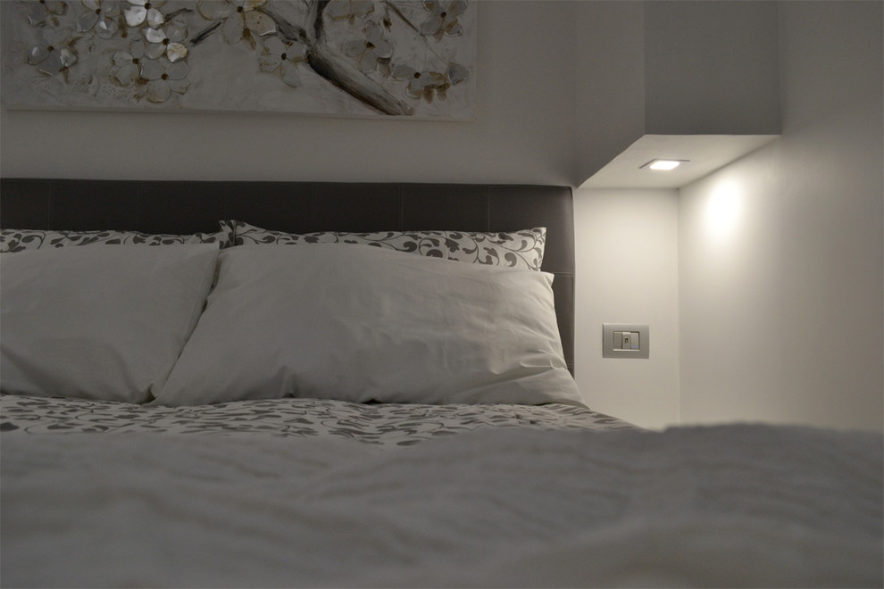 Idee per una camera da letto minimal di medie dimensioni con pavimento in gres porcellanato
