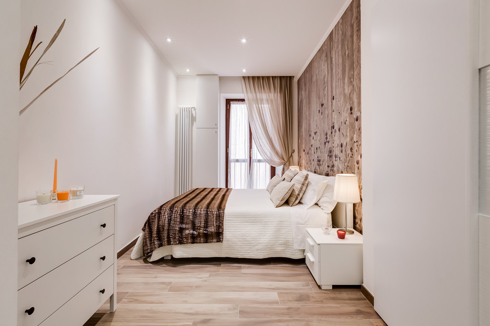 На фото: маленькая гостевая спальня (комната для гостей) в современном стиле с коричневыми стенами, светлым паркетным полом и коричневым полом для на участке и в саду с