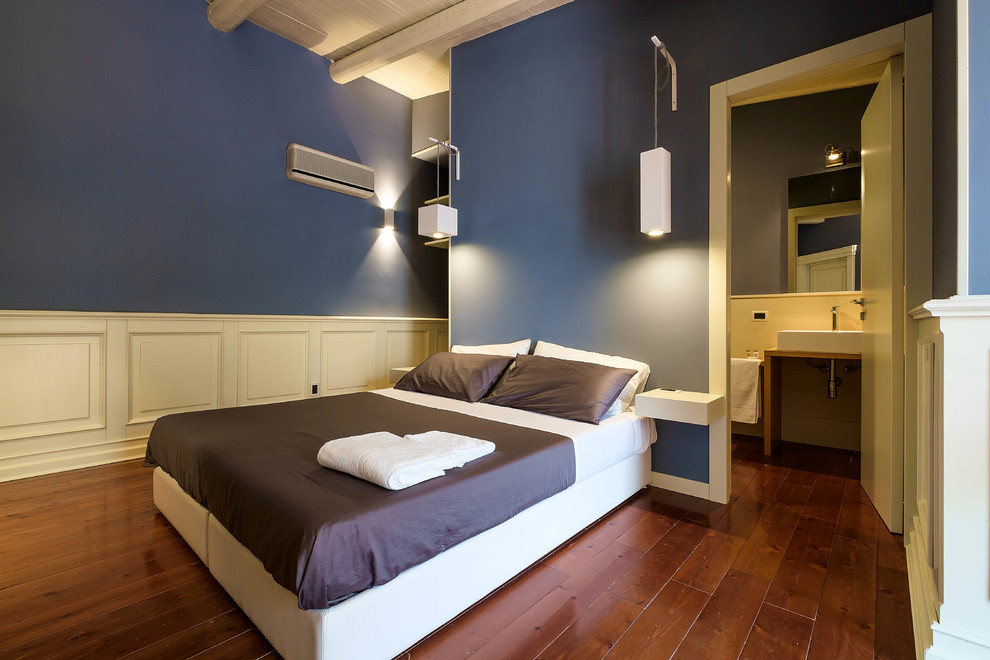 Идея дизайна: большая гостевая спальня (комната для гостей) в современном стиле с синими стенами, темным паркетным полом и коричневым полом