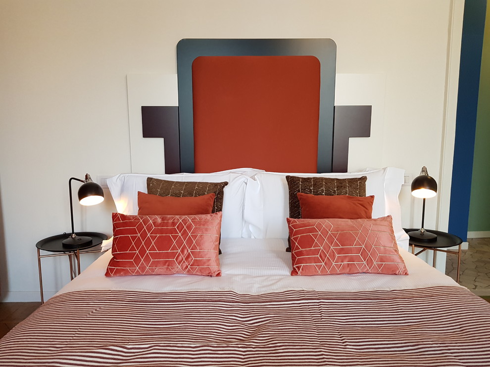 ミラノにある広いエクレクティックスタイルのおしゃれな主寝室 (濃色無垢フローリング) のインテリア