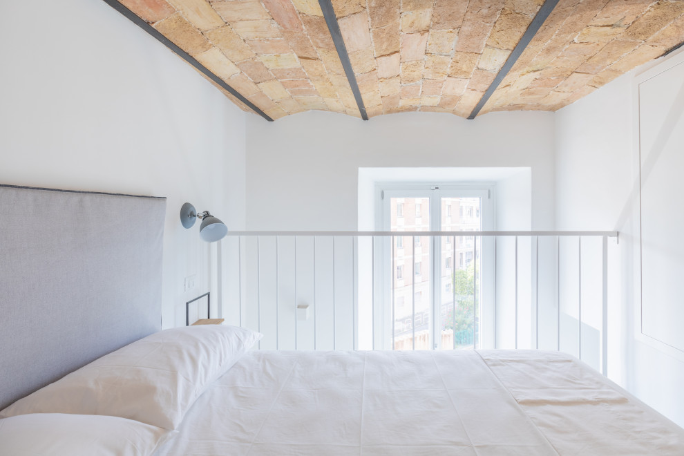 На фото: маленькая спальня на антресоли в стиле модернизм с белыми стенами, татами и бежевым полом для на участке и в саду с
