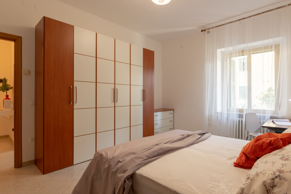 Mittelgroßes Modernes Hauptschlafzimmer mit beiger Wandfarbe, Porzellan-Bodenfliesen und buntem Boden in Sonstige