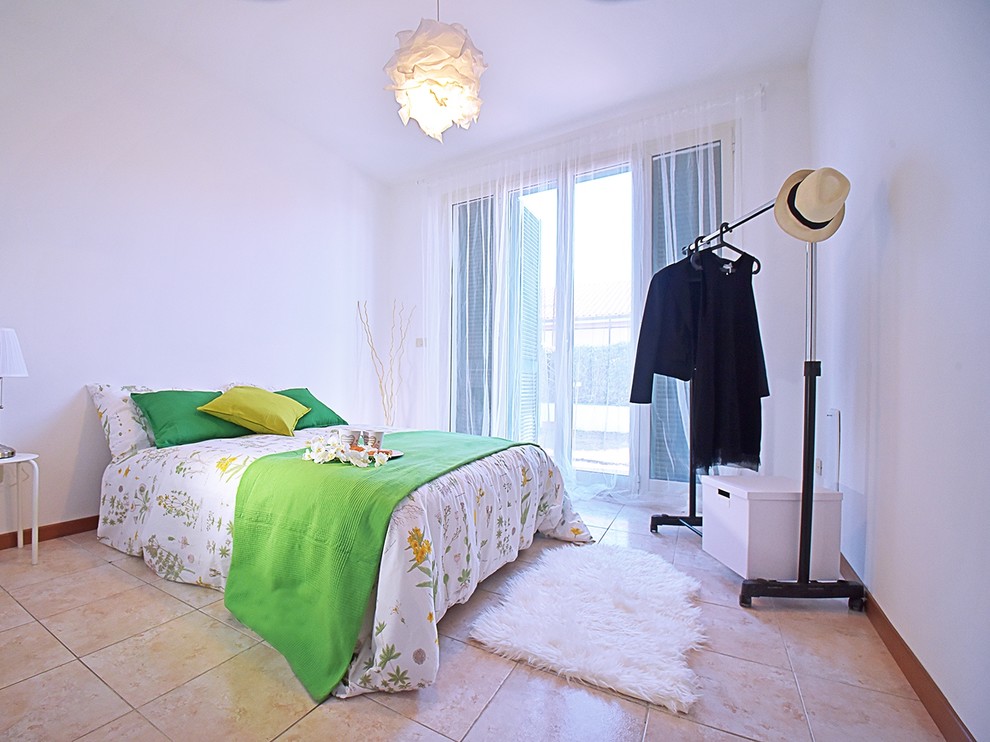 Foto di una camera degli ospiti boho chic di medie dimensioni con pareti bianche, pavimento con piastrelle in ceramica e pavimento beige