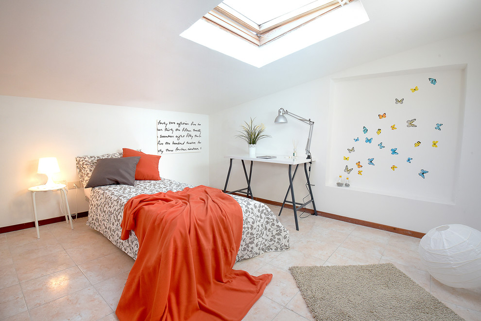 Cette photo montre une petite chambre d'amis tendance avec un mur blanc, un sol en carrelage de céramique et un sol beige.