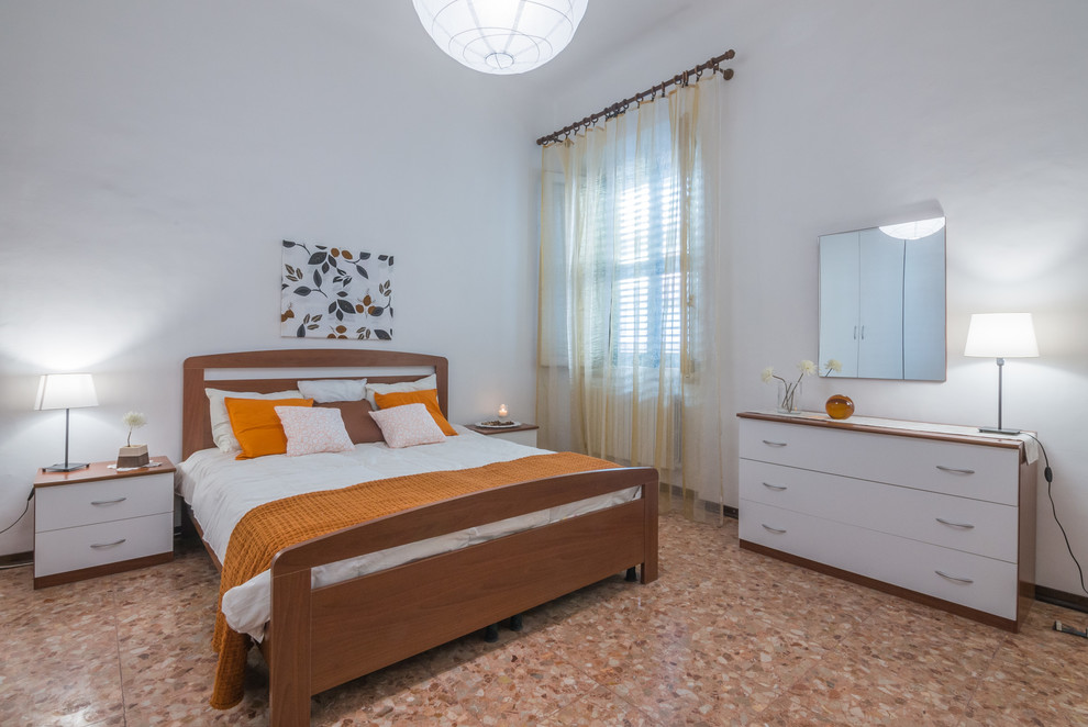 Großes Klassisches Hauptschlafzimmer mit weißer Wandfarbe, Porzellan-Bodenfliesen und braunem Boden in Sonstige