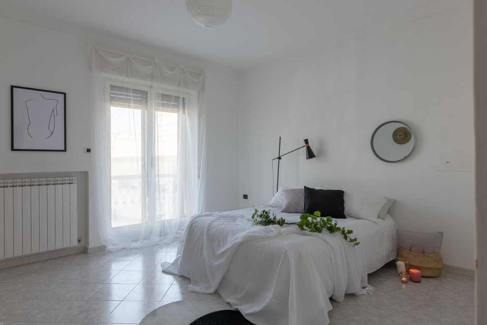 Idee per una camera matrimoniale moderna di medie dimensioni con pareti bianche, pavimento in gres porcellanato e pavimento beige