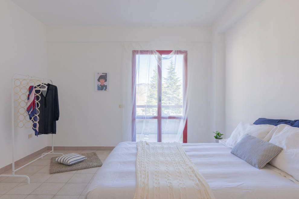 Foto de dormitorio principal minimalista de tamaño medio con paredes blancas, suelo de baldosas de porcelana y suelo beige