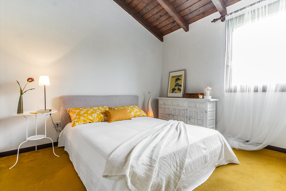 На фото: хозяйская спальня в стиле неоклассика (современная классика) с белыми стенами и ковровым покрытием с