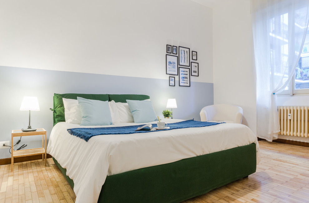 На фото: хозяйская спальня среднего размера в скандинавском стиле с белыми стенами, светлым паркетным полом и бежевым полом с
