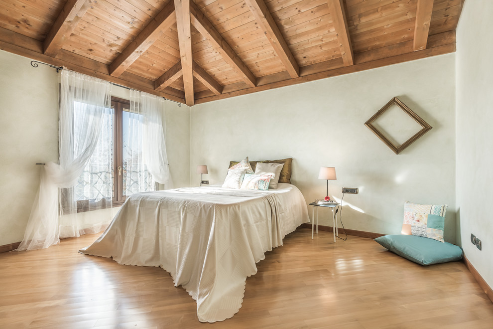 Country bedroom in Bologna.