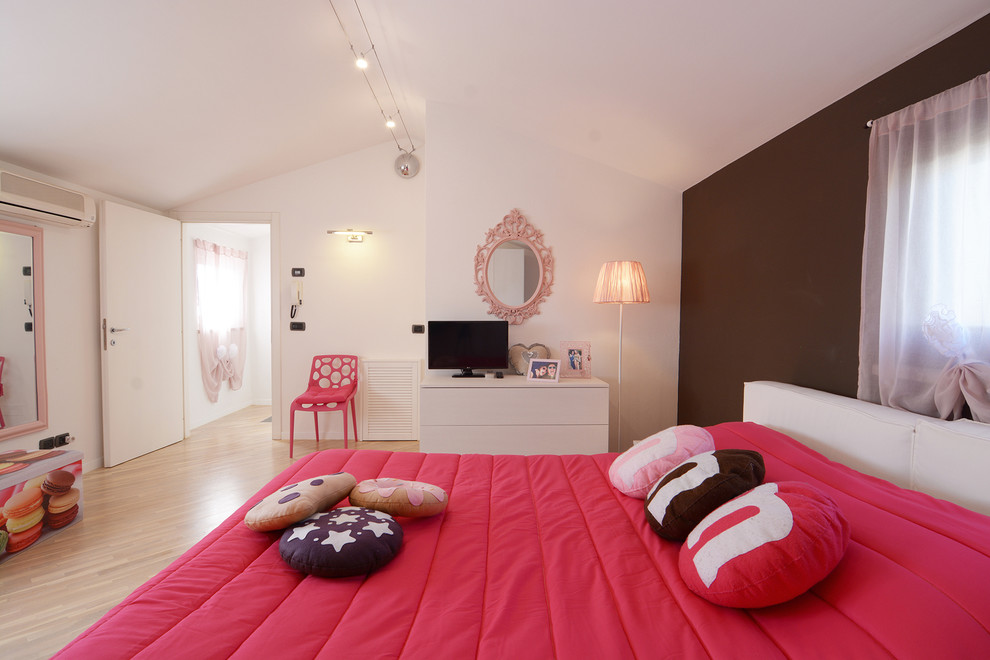 Modelo de dormitorio principal actual de tamaño medio con paredes marrones y suelo de madera clara