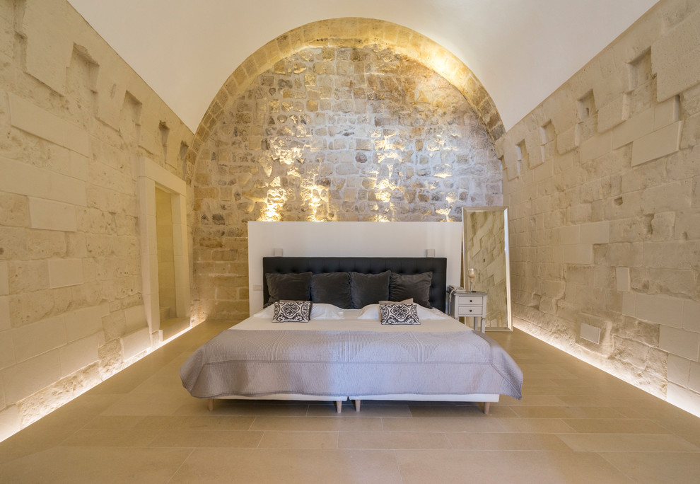 Foto di una camera matrimoniale mediterranea con pareti beige e pavimento beige