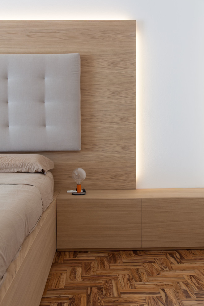 Idee per una camera matrimoniale contemporanea di medie dimensioni con pareti bianche e pavimento in legno massello medio