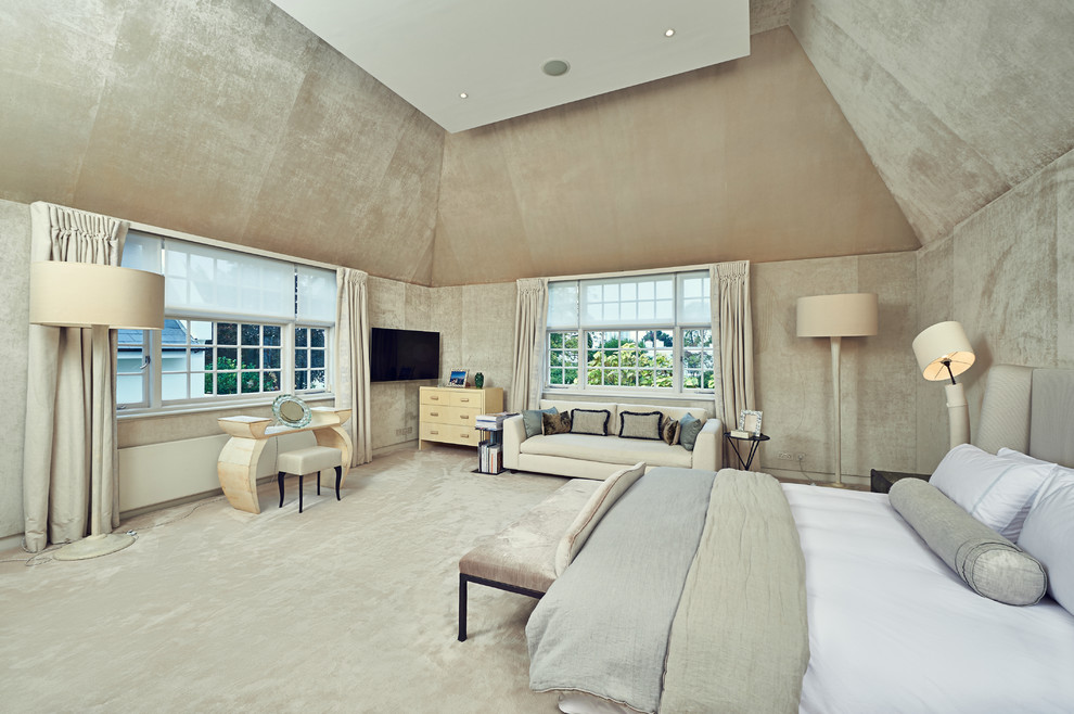 Klassisches Schlafzimmer ohne Kamin mit beiger Wandfarbe und Teppichboden in Bari