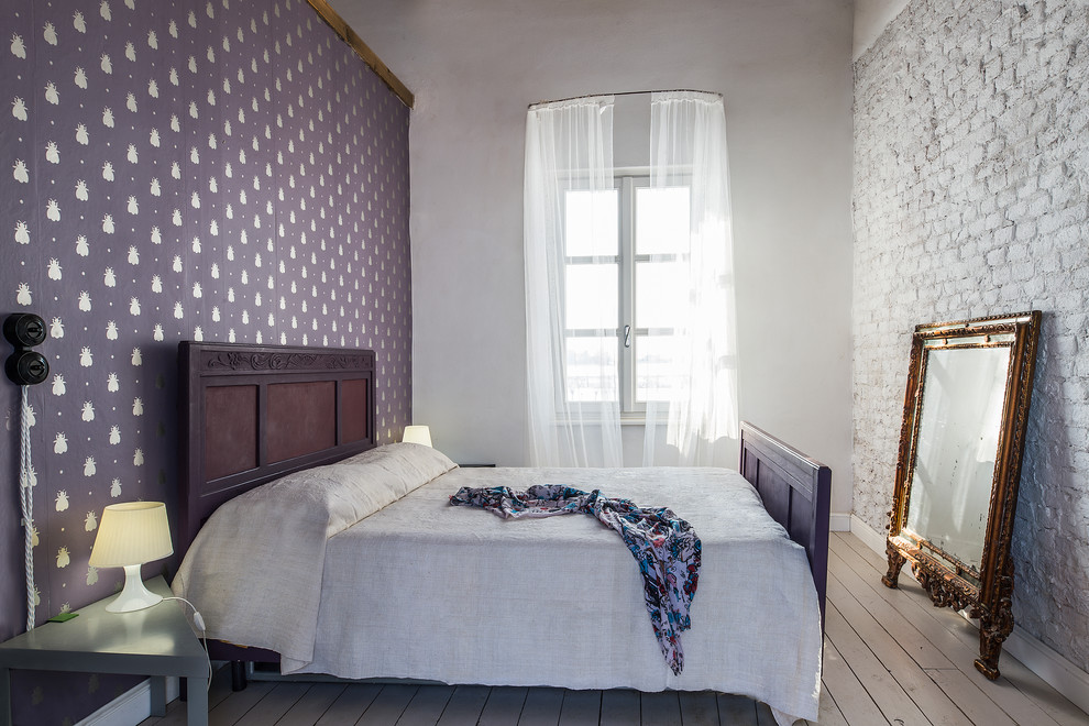 Foto de dormitorio principal ecléctico con paredes multicolor, suelo de madera pintada y suelo gris