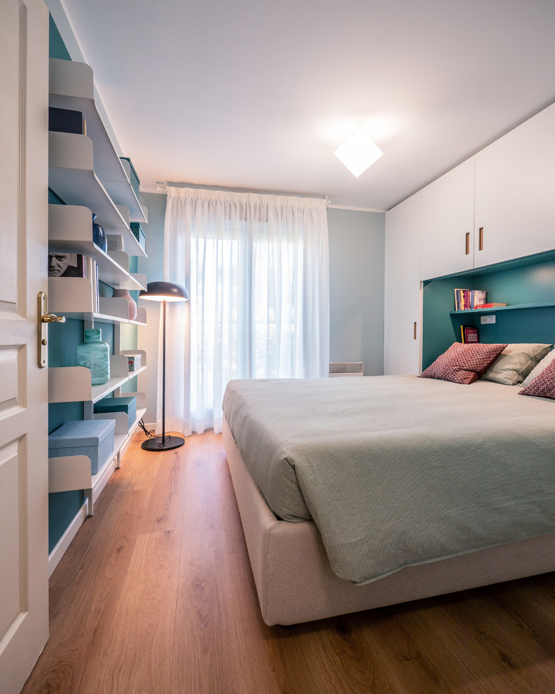 Ejemplo de dormitorio principal contemporáneo pequeño con paredes verdes y suelo de linóleo