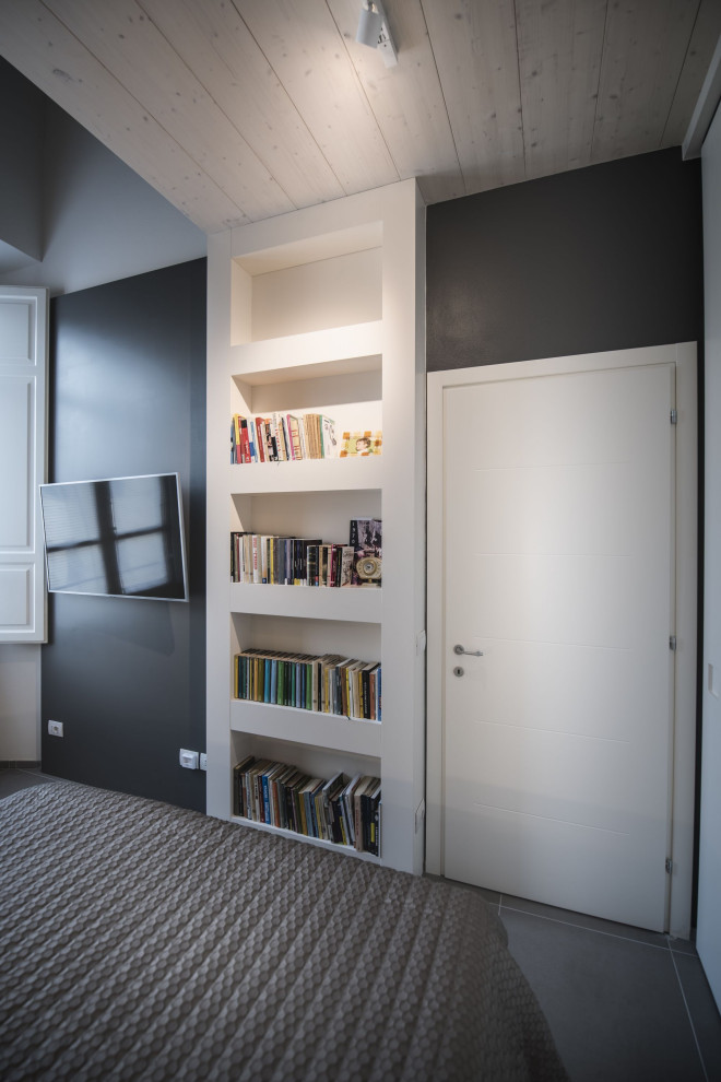 Esempio di una camera da letto stile loft moderna di medie dimensioni con pareti bianche, pavimento in gres porcellanato, pavimento grigio, soffitto in legno e pannellatura