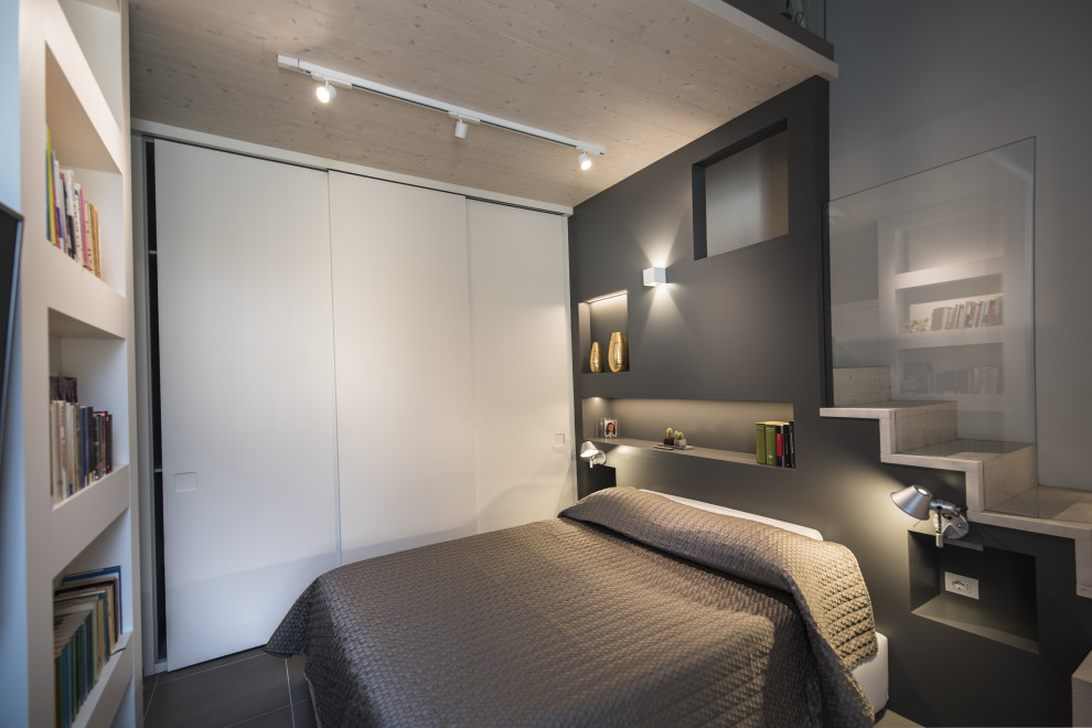 Immagine di una camera degli ospiti minimalista di medie dimensioni con pareti bianche, pavimento in gres porcellanato, pavimento grigio, soffitto in legno e pareti in legno