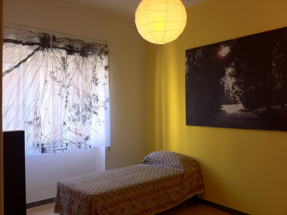 Ispirazione per una camera degli ospiti contemporanea di medie dimensioni con pareti gialle, pavimento in marmo e pavimento grigio