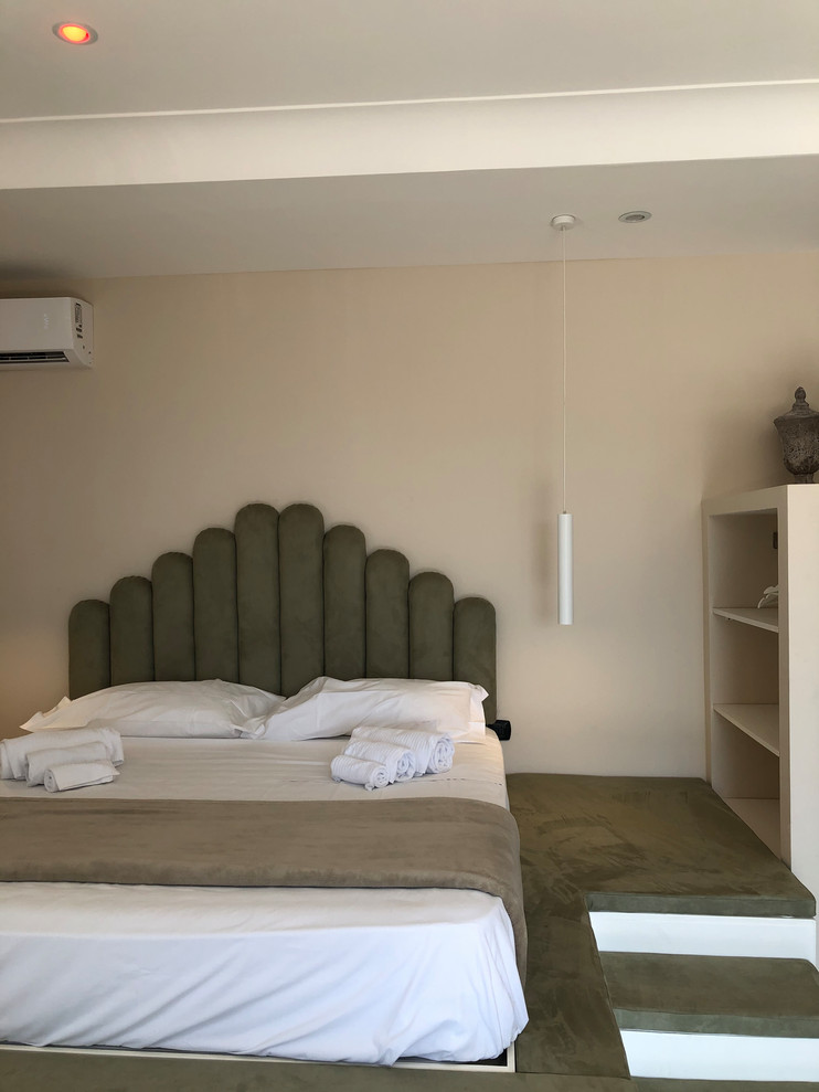 Foto di una grande camera da letto stile loft mediterranea con pareti beige, pavimento in legno verniciato e pavimento beige