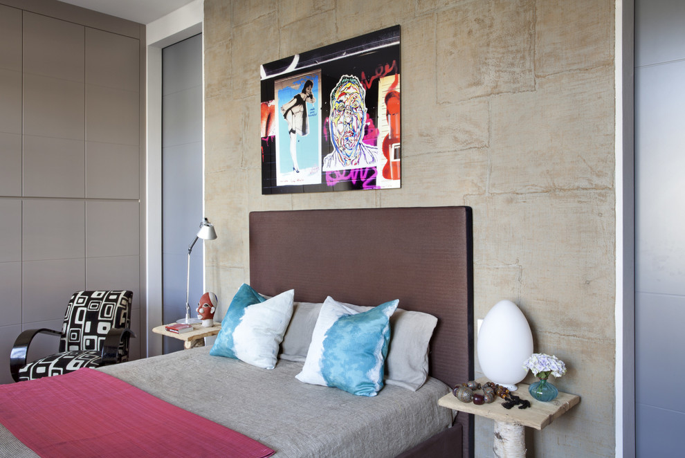 Стильный дизайн: спальня в стиле фьюжн с серыми стенами - последний тренд