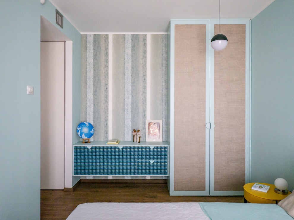 Idées déco pour une petite chambre parentale contemporaine avec un mur bleu et parquet foncé.