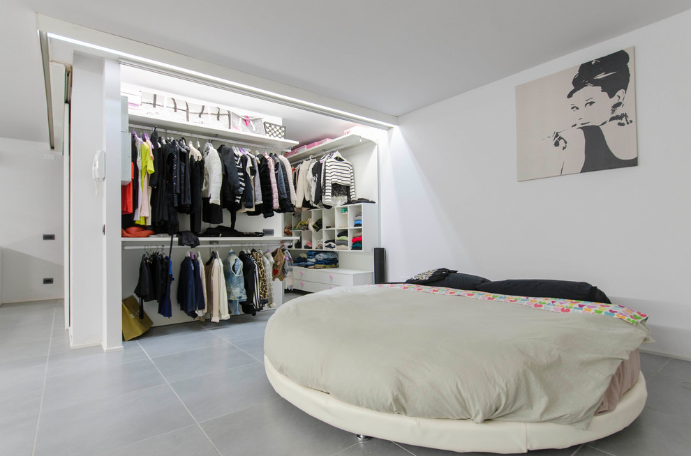 他の地域にある巨大なコンテンポラリースタイルのおしゃれなロフト寝室 (白い壁、磁器タイルの床、グレーの床) のレイアウト