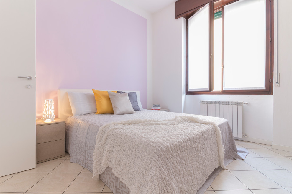 Foto di una camera degli ospiti nordica con pareti bianche e pavimento beige