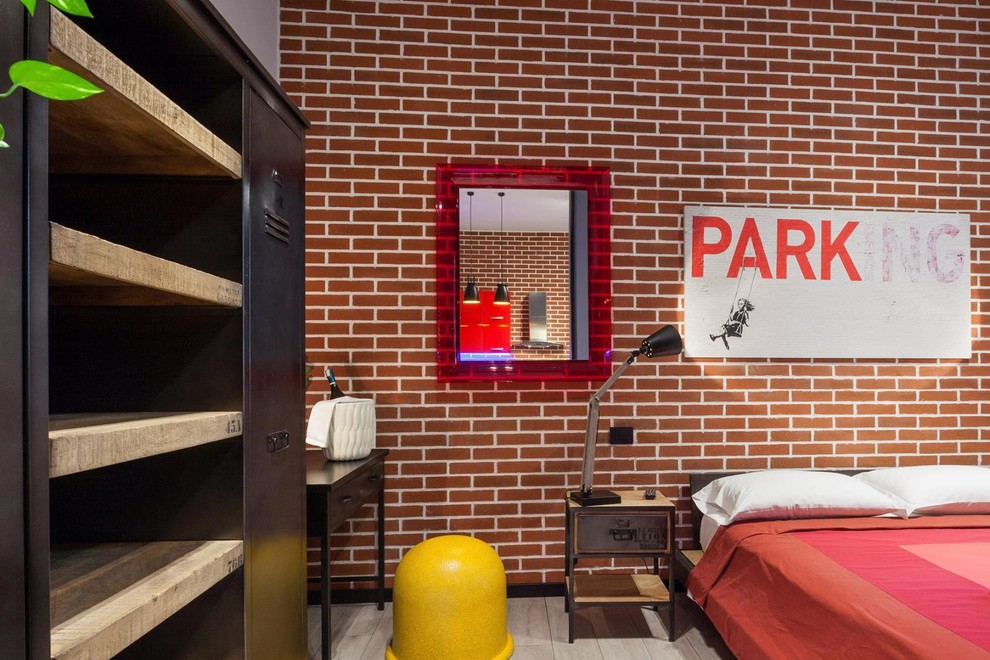 Foto di una piccola camera da letto stile loft industriale con pareti rosse e pavimento in gres porcellanato