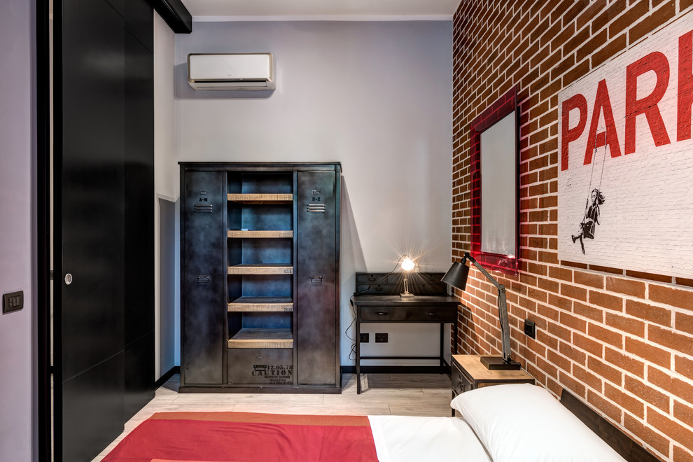 Modelo de dormitorio tipo loft industrial pequeño con paredes rojas y suelo de baldosas de porcelana