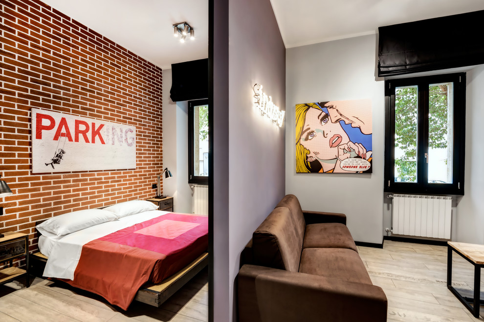 Imagen de dormitorio urbano pequeño con paredes rojas y suelo de baldosas de porcelana