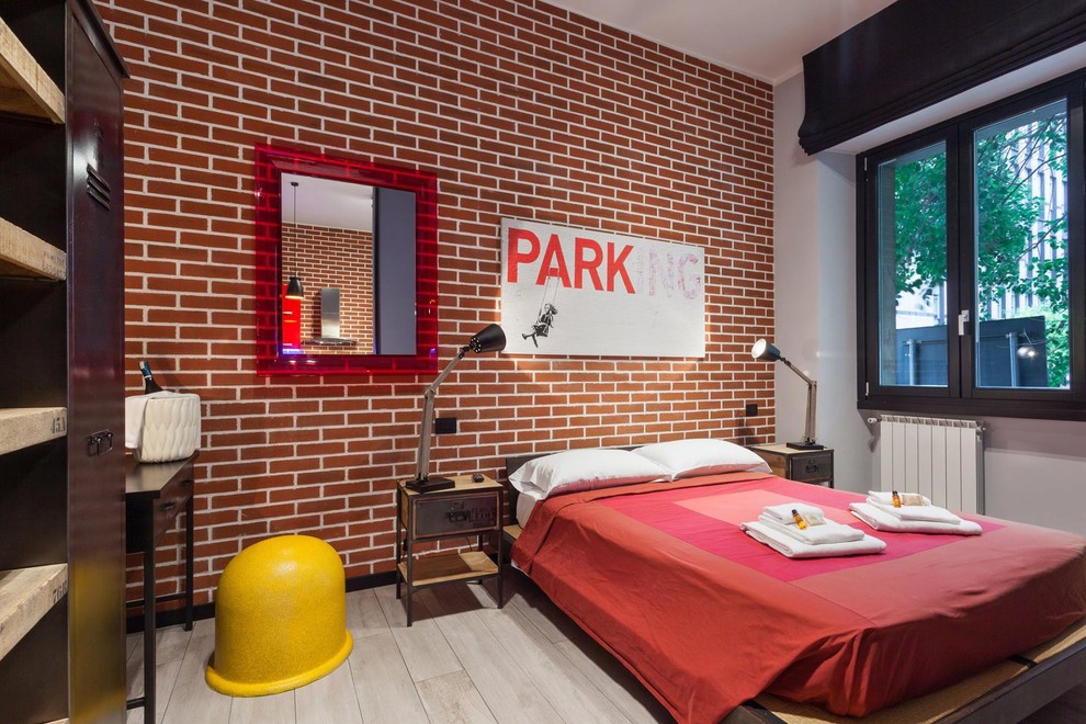 На фото: маленькая спальня в стиле лофт с красными стенами и полом из керамогранита для на участке и в саду с