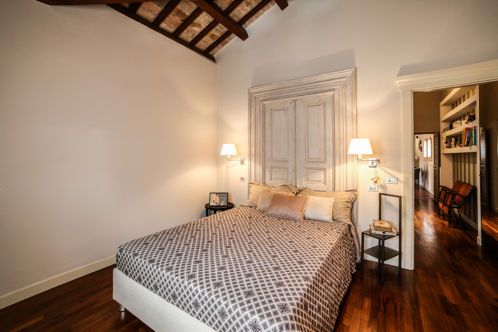 Imagen de dormitorio principal mediterráneo con suelo de madera oscura, suelo marrón y paredes beige