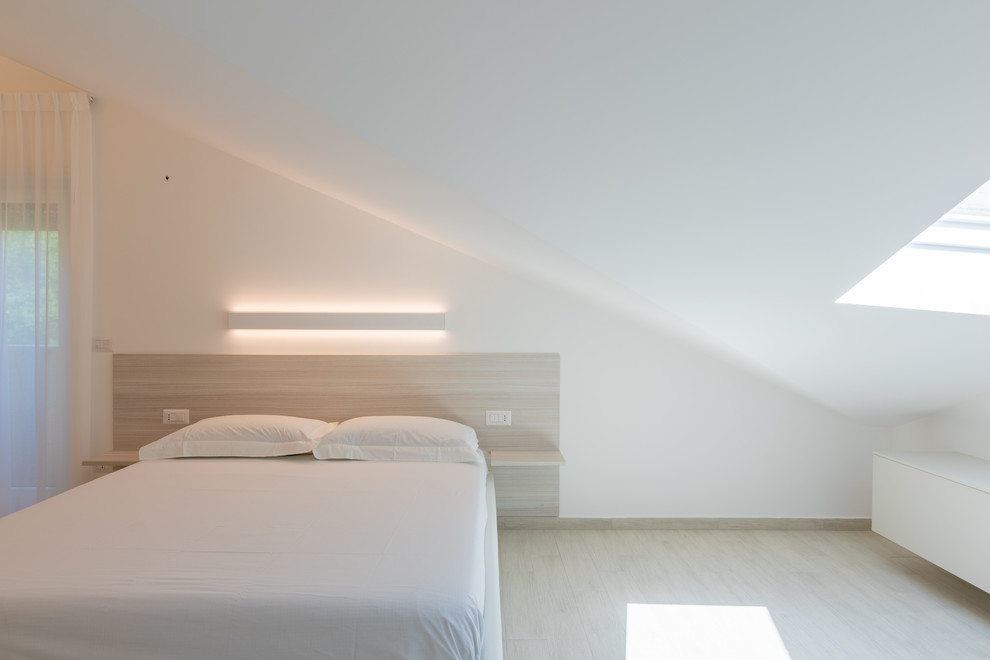 Inspiration för små moderna huvudsovrum, med vita väggar, klinkergolv i porslin och beiget golv